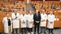 El conselleiro de Sanidade, G�mez Caama�o (en el centro) acompa�ado de los responsables de la gerencia de Santiago y Barbanza fue el encargado de dar la bienvenida a los nuevos m�dicos residentes