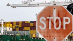 Un barco con contenedores en el puerto de Oakland, en Estados Unidos.