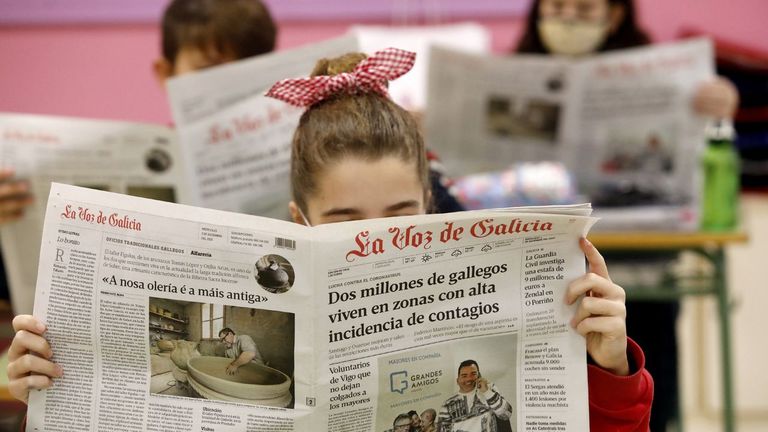 Imaxe de arquivo do 2020 dunha nena lendo un xornal.