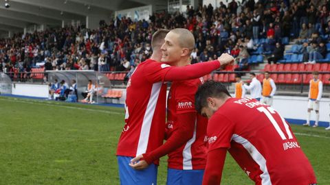 Rufo abrazado por sus compa�eros tras anotar un tanto ante el Fabril en O Couto