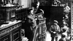 Antonio Tejero, pistola en mano, en la tribuna del Congreso de los Diputados