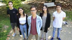 De izquierda a derecha, Santiago, Ic�a, Mart�n, Susana y Mateo, los cinco alumnos del Concepci�n Arenal que lograron m�s de un 13 en las pruebas de acceso a la Universidad. Mart�n, con un 13,744, fue el mejor de la comarca