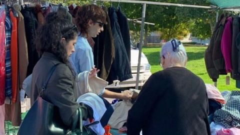 La imagen que mejor define el mercadillo de Salgueiriños: una persona mayor y dos jóvenes interesados en la moda revolviendo en el mismo puesto, buscando el mismo tipo de prendas