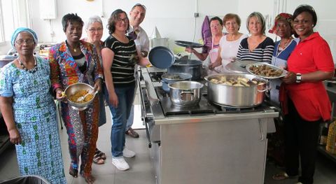 Los asistentes al encuentro saborearon una ex�tica comida de origen africano. 