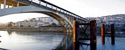 Los viejos pilares del tren han sido desde hace mucho tiempo objeto del deseo de los grupos pol�ticos para habilitar un paso peatonal.