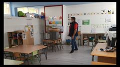 El alcalde de Portas, Ricardo Mart�nez, supervis� las obras realizadas en la escuela unitaria de Romai aprovechando las vacaciones de Semana Santa