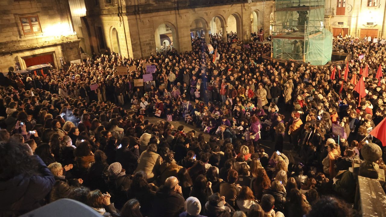 Miles de personas marchan en Santiago por la diversidad y el feminismo