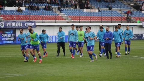 Calentamiento del Ouense CF antes del partido.