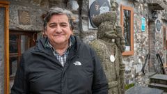 Jose L�pez Vali�a regenta una tienda en O Cebreiro y asegura que nota un gran cambio en la climatolog�a. Habla de nevadas cada vez m�s tard�as y menos intensas. Un par de cent�metros frente a los metros que cubr�a la nieve hace a�os.