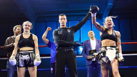 El rbitro proclama campeona a Vanessa Ares tras imponerse en los cinco asaltos a La Murcia.