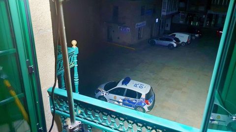 La casa consistorial de Rianxo permaneció abierta y hubo patrullas policiales toda la noche.
