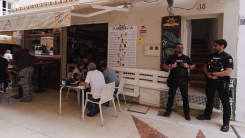 Agentes de la Polic�a Nacional, en la entrada de la vivienda de Torremolinos donde fue encontrado el cad�ver de la mujer