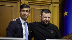 Rishi Sunak (izquierda) y Volod�mir Zelenski, ayer en Kiev.