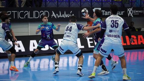 La intensidad defensiva fue una de las claves para el triunfo del Cangas ante un rival directo.