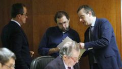 El portavoz del PSOE en la Junta General del Pricipado de Asturias, Marcelino Marcos L�ndez (d), y el portavoz de Podemos, Emilio Le�n (c), durante la tercera jornada del debate de orientaci�n pol�tica general que se celebr� en la Junta General del Principado.