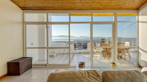 Una gran cristalera une la terraza con el interior