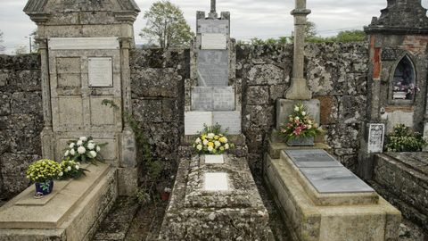 Cementerios singulares de Ourense.Cementerio parroquial de San Versimo en Celanova. Acoge la tumba del poeta Celso Emilio Ferreiro.