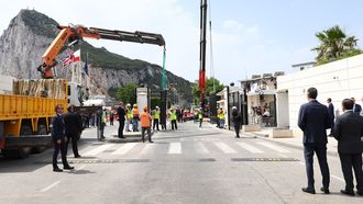 Gr�as y maquinaria durante el acto de este mi�rcoles de demolici�n de la Verja de la L�nea de la Concepci�n en C�diz, Andaluc�a (Espa�a).