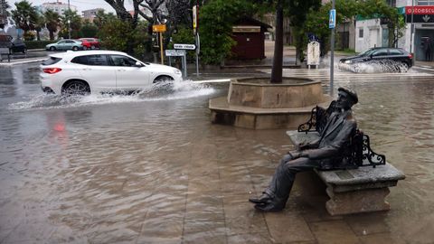 Inundaciones en la plaza del concello en Cambados