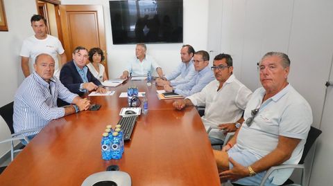 El alcalde de Sanxenxo, Telmo Martn, se rene con la directiva de la asociacin Asnauta
