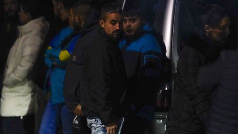 Los servicios de Emergencias y la Guardia Civil en el lugar donde dos trabajadores han fallecido este viernes en un accidente registrado en el interior de una mina subterr�nea de Cangas del Narcea, en el suroccidente asturiano