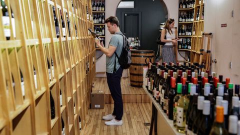 Establecimiento de comercializaci�n de vino en Brooklyn en una foto de archivo
