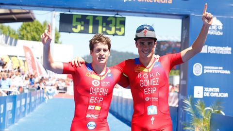 Pablo Dapena, junto a G�mez Noya, plato y oro, respectivamente, en el Campeonato del Mundo de larga distancia que se celebr� en el 2019 en Pontevedra