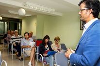 Santiago Mari�o, de Serga, presidi� ayer una asamblea de propietarios del edificio �Oleaxe�. 