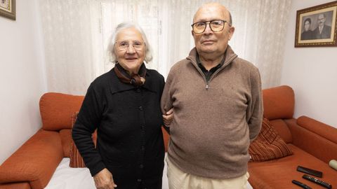 Pepita Pazos, de 80 años (en la foto, con su marido Suso), participa en un programa intergeneracional del Concello de Muxía