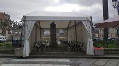 Estatua de Curros Enr�quez en Celanova, bajo una carpa