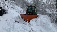 Un tractor con cu�a quitanieves tuvo que actuar para despejar el acceso al pueblo de C�ramo, en la parroquia de Visu�a (Folgoso do Courel)