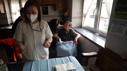  Las enfermeras del hospital Carmen y Severo Ochoa de Cangas del Narcea (Asturias), Lorena Bobes (i) y Vanesa Llanos (d), que forman parte de uno de los dos equipos de vacunaci�n individualizada en domicilio de grandes dependientes y sus cuidadores, se preparan para vacunar contra covid-19 en el comedor de un restaurante del pueblo de Las Mestas, en Cangas del Narcea