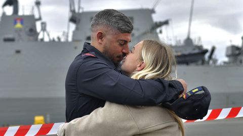 Una pareja se despide ante la la fragata �lvaro de Baz�n.