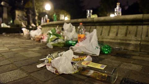 Imagen de archivo de restos de botelln en los Jardines de Mndez Nez de A Corua