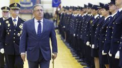 El ministro de Interior, Juan Ignacio Zoido, pasando revista en el acto de jura del cargo de nuevos polic�as en la Escuela Nacional de Polic�a de �vila
