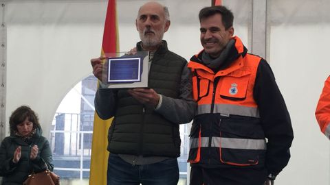 Jornada de convivencia de agrupaciones de Protecc��n Civil en Allariz.Los voluntarios veteranos recibieron homenajes. Pedro Luis S�nchez, funcionario de la subdirecci�n recientemente jubilado, recibi� una placa