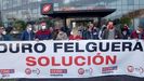 elegados sindicales de CC OO Y UGT se han concentrado este lunes frente a la sede de Duro Felguera para reclamar una soluci�n que garantice el empleo y la viabilidad de la empresa