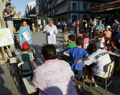 El a�o pasado, los padres hac�an �ex�menes� en la calle para protestar contra la rev�lida. 