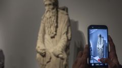 Las estatuas del maestro Mateo comienzan a exhibirse en elMuseo do Pobo de Santiago