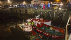 EL NAUFRAGIO. Eran las 4 de la madrugada del 20 de diciembre del 2018. �El rumbo que sigui� el Silvosa lo llev� a sortear las embarcaciones amarradas y dirigirse hacia la compuerta aproxim�ndose a ella lateralmente en direcci�n perpendicular al canal�. Seg�n la comisi�n de investigaci�n  de Transportes as� se fragu� el accidente mortal en el que muri� Jos� �ngel Sanjurjo L�uzara, de 48 a�os de edad. Fue el remolino que se forma con la corriente de agua entrante cuando se abren las compuertas el que afect� al pesquero que qued� encajado de costado y termin� volcando por la presi�n del agua. Se ahog� el patr�n que se hab�a quedado en el puente intentando salvar el barco. Varias embarcaciones han tenido posteriormente accidentes semejantes, aunque sin las tr�gicas consecuencias. El �ltimo susto fue el 4 de febrero.