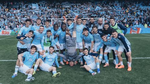 Los futbolistas del Celta, con Radu siguiendo su ritual de hacer el pino tras las victorias, celebrando los tres puntos sumados ante el Valencia.