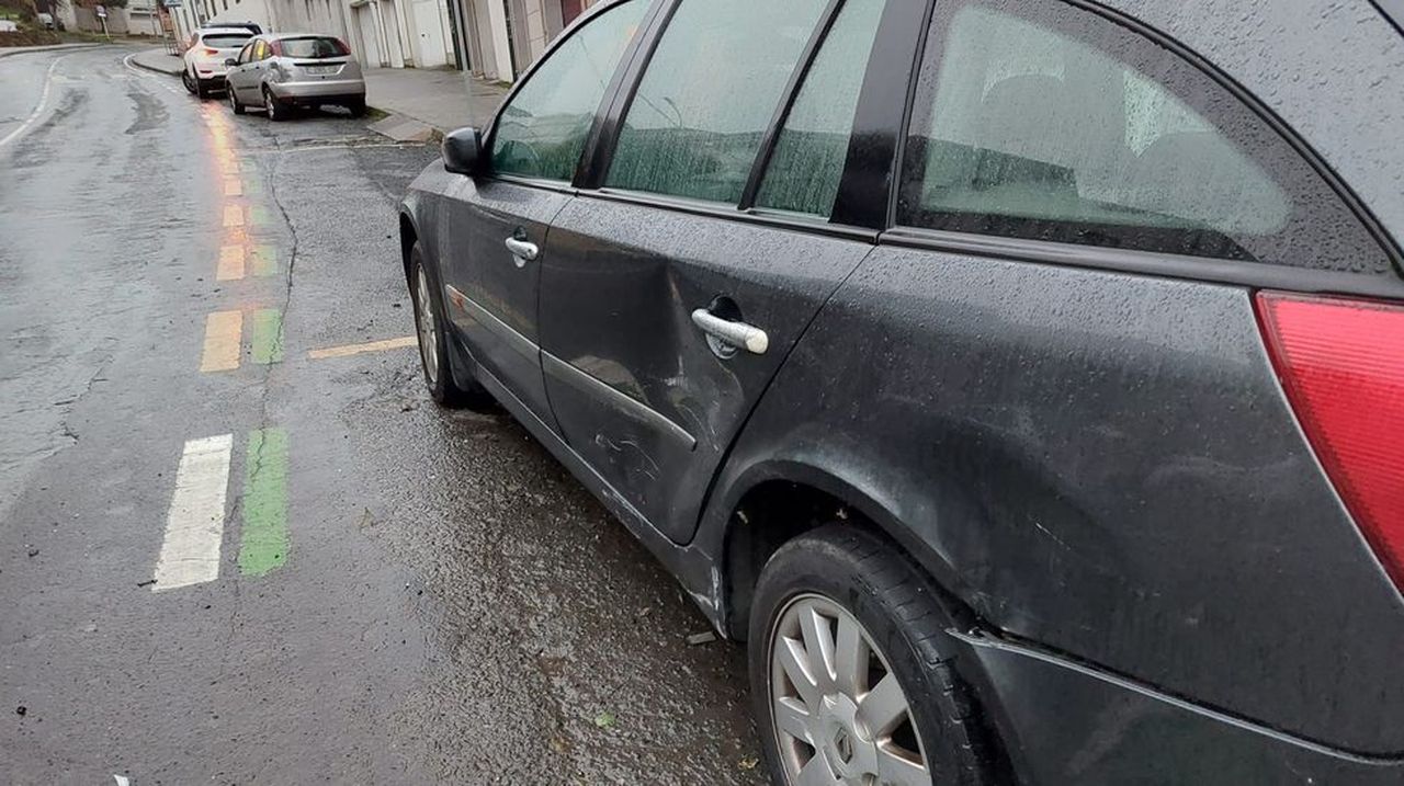 Un conductor se da a la fuga después de chocar contra tres coches en ...