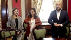 La alcaldesa In�s Rey, junto a los concejales Jos� Manuel Lage y Nereida Canosa, antes del plant�n del BNG a la reuni�n sobre los presupuestos municipales