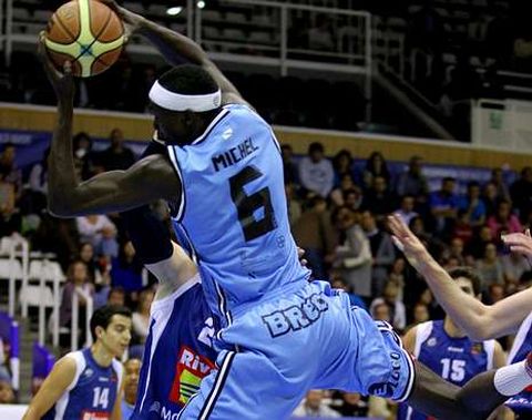 Diouf captura un rebote en el duelo contra el Andorra.