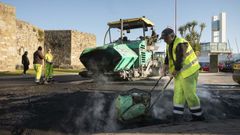 Obras de asfaltado en la zona de As �nimas, en A Coru�a