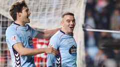 Iago Aspas, celebrando con Marcos Alonso uno de sus goles de la presente temporada.