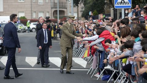 El rey, el pasado 26 de abril, en Sarria, saludando a los vecinos acompaado por parte de sus escoltas