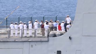 El rey Felipe VI, a su llegada al Audaz en Bouzas y saludando a los militares, preside la revista naval