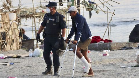 Desalojo de inmigrantes en la playa del Trampol�n de Ceuta