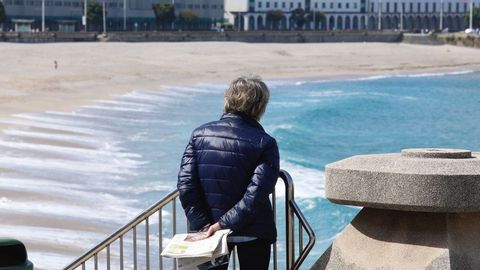 Disfrutando del sol en el paseo mar�timo y en las playas en A Coru�a